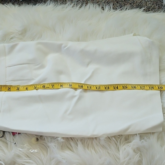 Vince Camuto Off- White Tailored Shorts with 6" Inseam - Picture 12 of 12